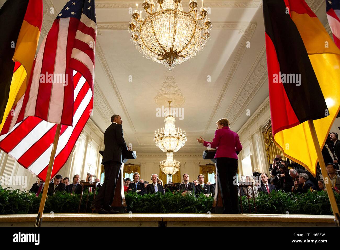 Stati Uniti Il presidente Barack Obama e il Cancelliere tedesco Angela Merkel a partecipare a una conferenza stampa congiunta alla Casa Bianca Sala Est Febbraio 9, 2015 a Washington, DC. Foto Stock