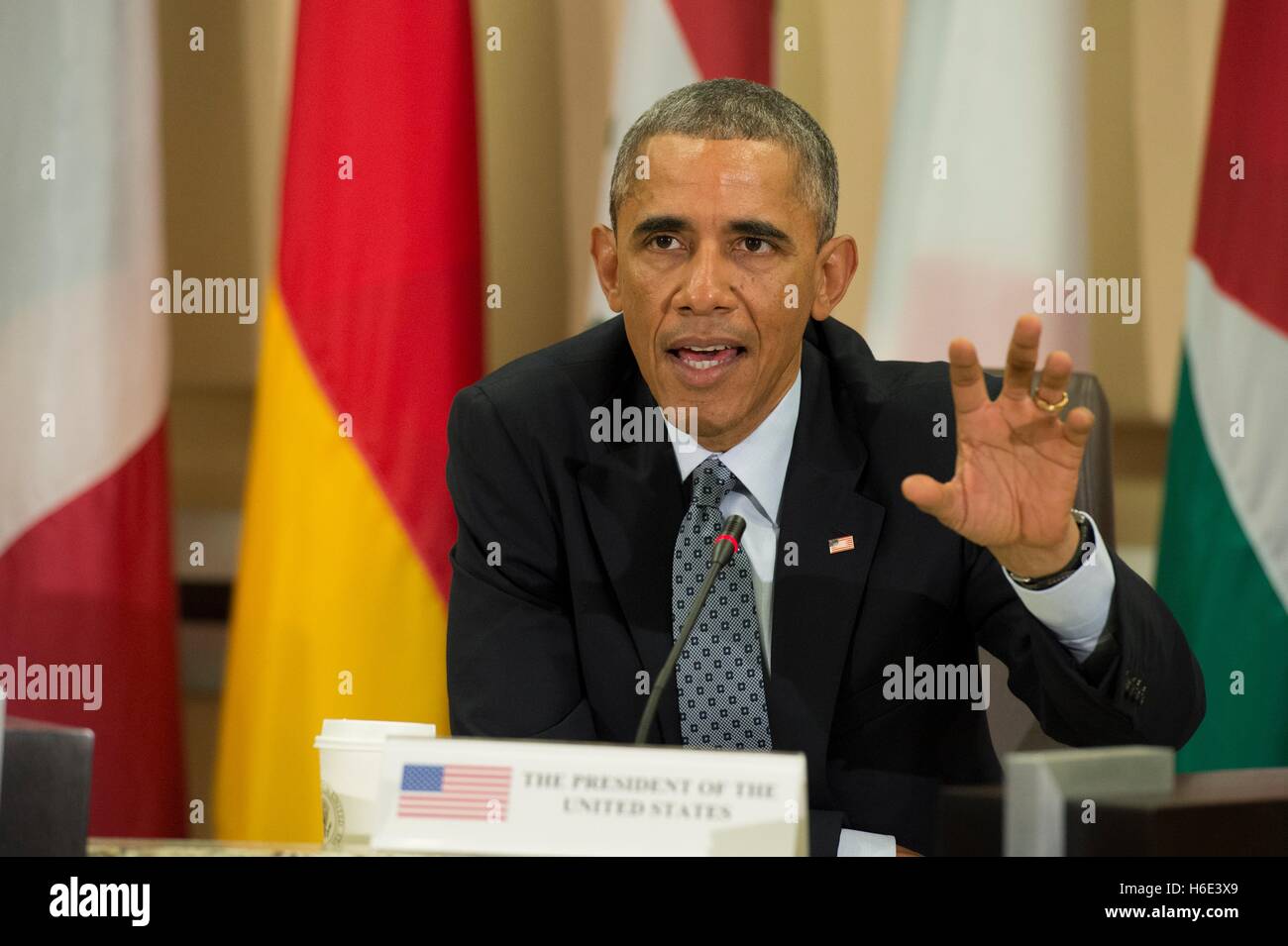 Stati Uniti Il presidente Barack Obama discute la strategia militare in Medio Oriente alla Andrews Air Force Base di ottobre 14, 2014 in Prince Georges County, Maryland. Foto Stock
