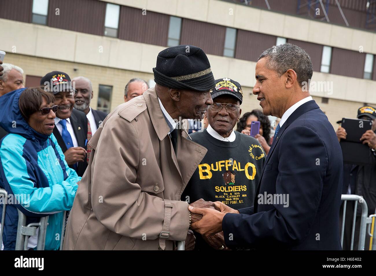 Stati Uniti Il presidente Barack Obama saluta il veterano dell'esercito e di Buffalo Soldier Sanders H. Matthews a Stewart Air National Guard Base Maggio 28, 2014 in Newburgh, New York. Foto Stock