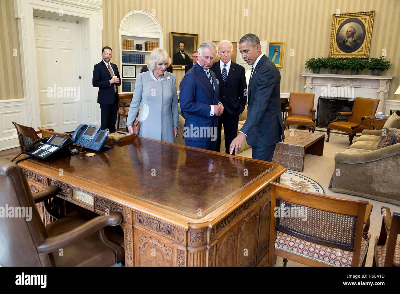Stati Uniti Il presidente Barack Obama e il Vice Presidente Joe Biden mostra Charles, Principe di Galles e Camilla, duchessa di Cornovaglia la risoluta escursioni durante un tour dell'Ufficio Ovale della Casa Bianca Marzo 19, 2015 a Washington, DC. Foto Stock