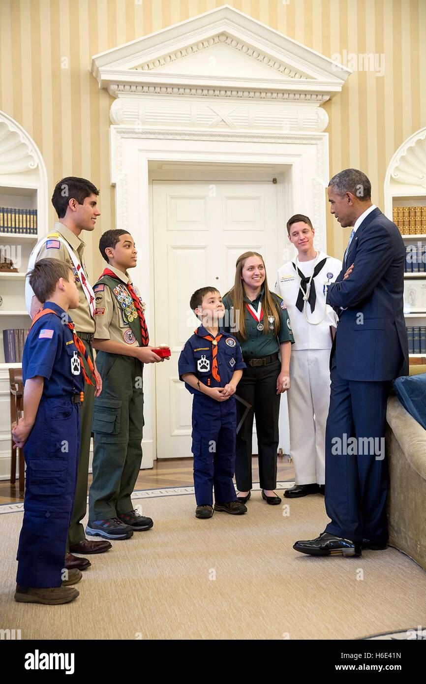 Stati Uniti Il presidente Barack Obama saluta Boy Scouts of America rappresentanti durante la loro relazione per la nazione alla Casa Bianca Marzo 25, 2015 a Washington, DC. Foto Stock