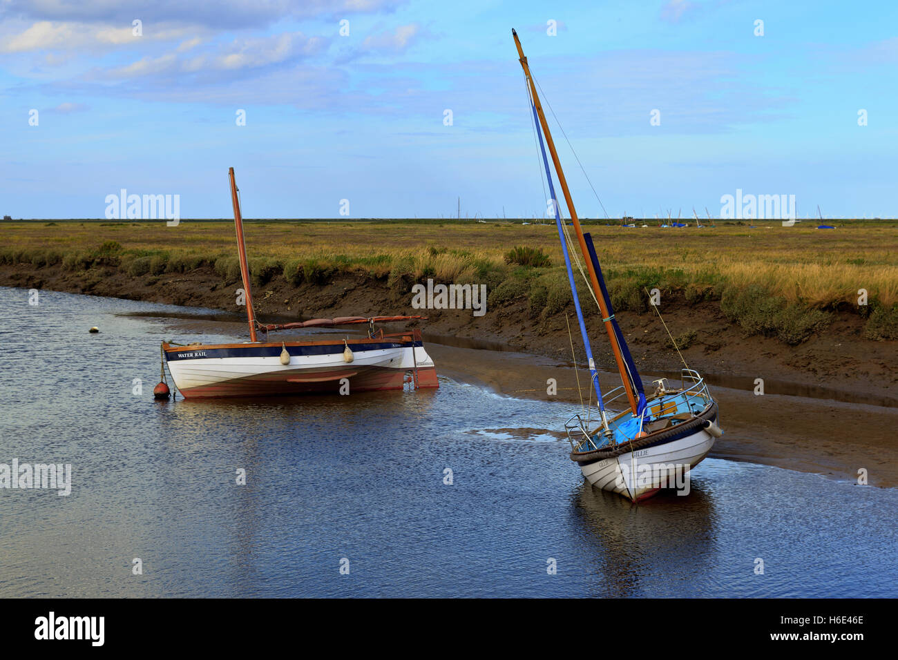 Barche a bassa marea sul torrente a Blakeney, Norfolk Foto Stock