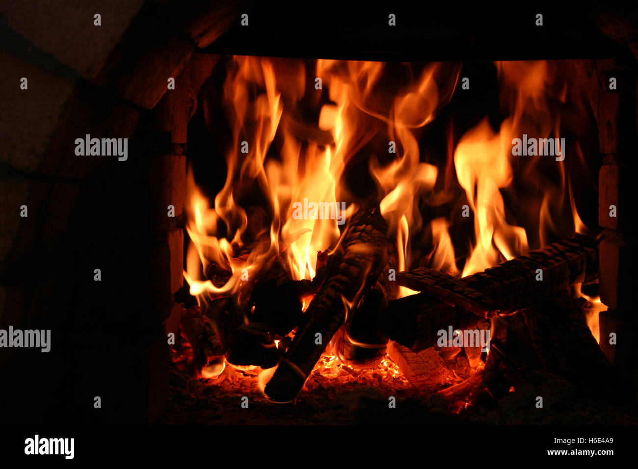 I registri di masterizzazione in mattone tradizionale forno in cucina di paese Foto Stock