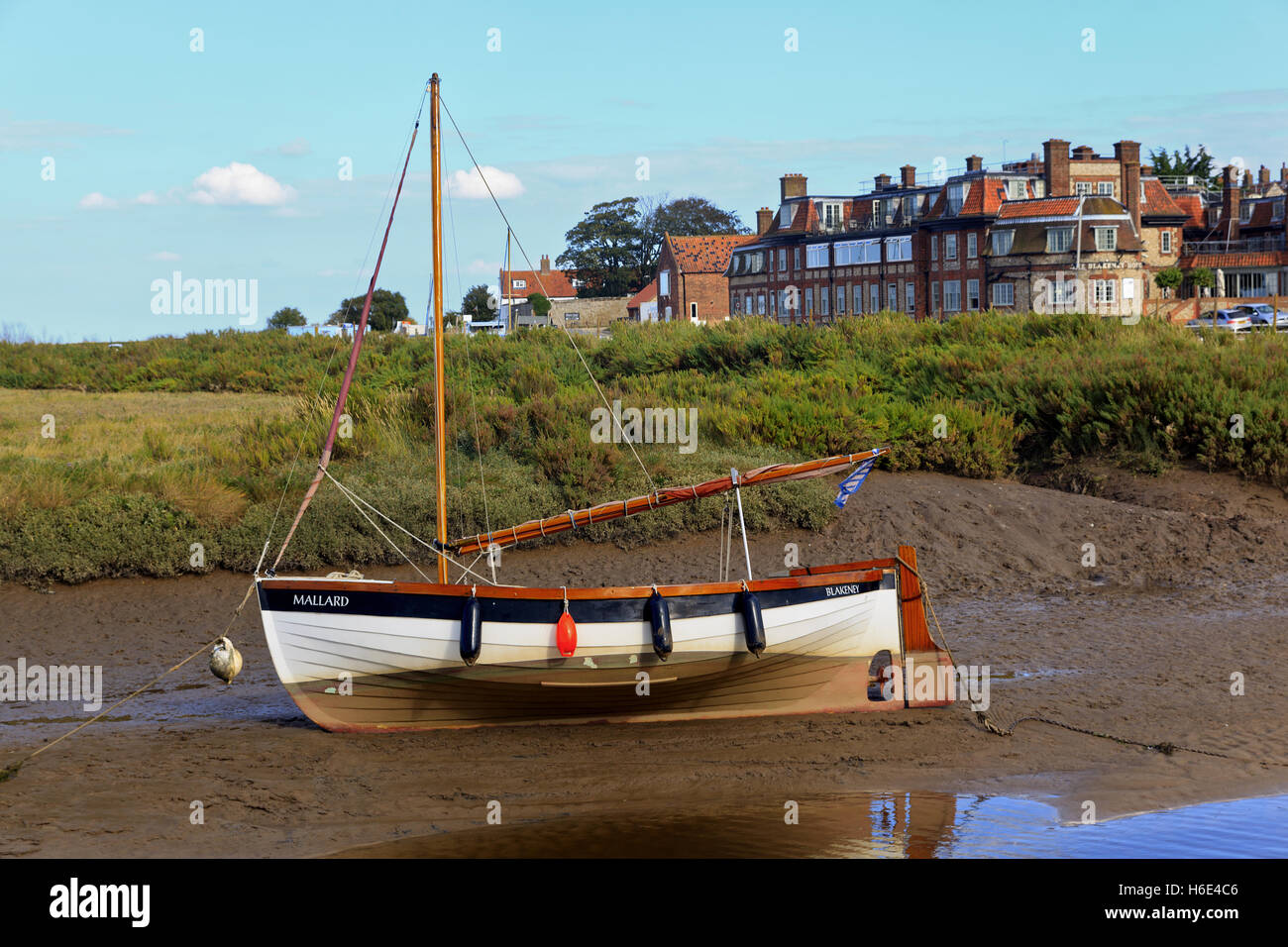 Barca pescando granchi spiaggiata a bassa marea in Blakeney, Norfolk Foto Stock