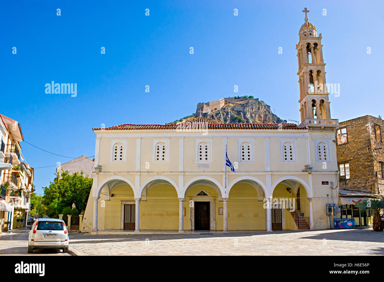La Chiesa di San Giorgio è uno dei più antichi monumenti della città, si trova sulla strada Plapouta con il castello di Palamidi Foto Stock