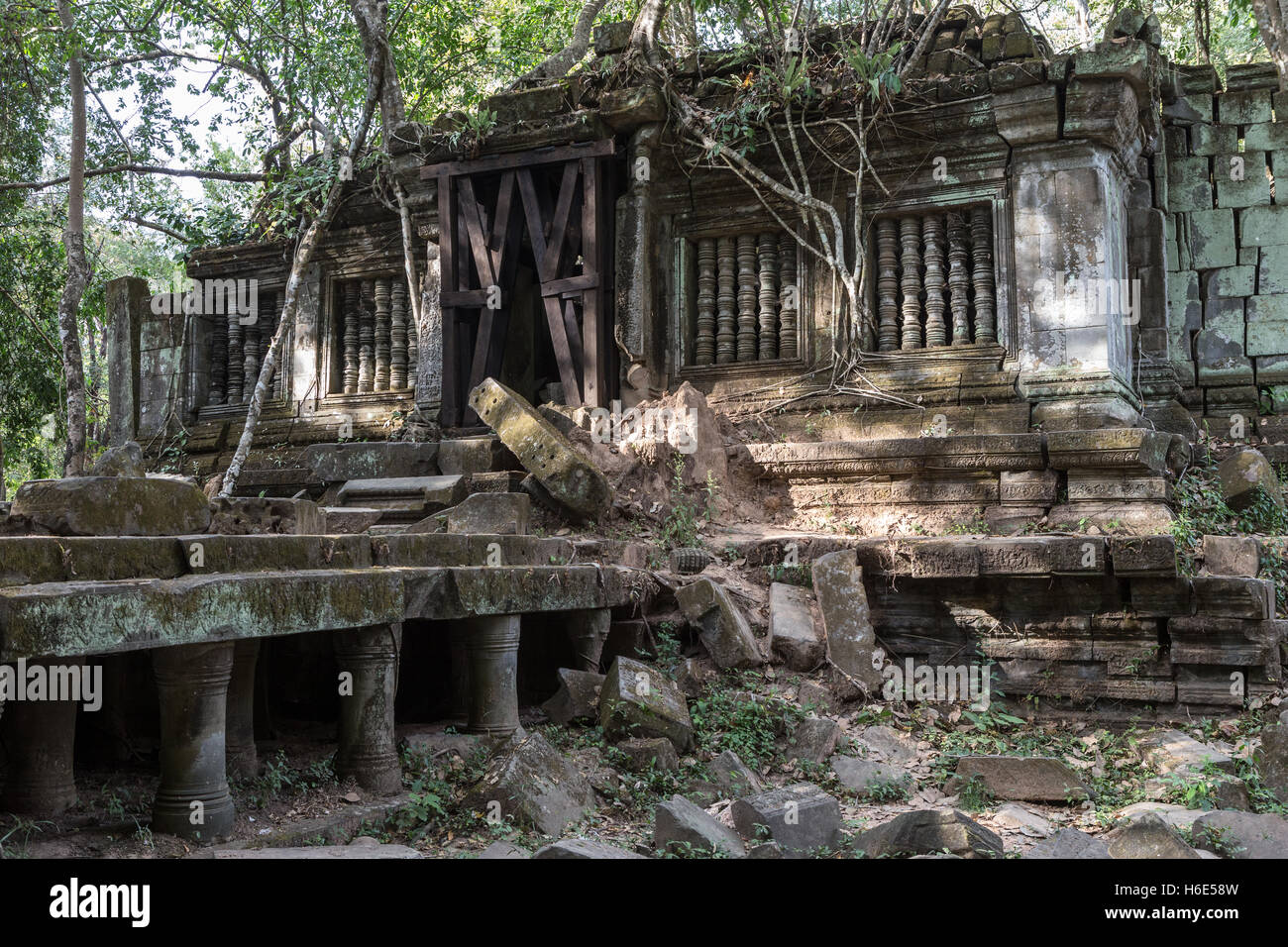 Rovine dei templi, Boeng Mealea, aka Boeng Mealea, Siem Reap, Cambogia Foto Stock