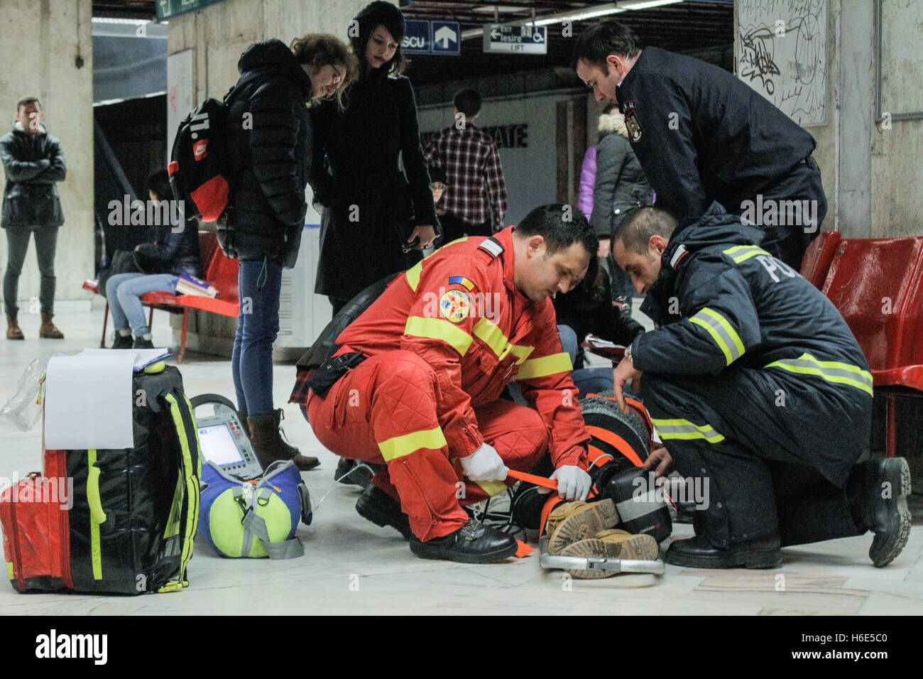 Bucarest, Romania, 13 Febbraio 2016: SMURD ( Mobile Servizio di emergenza per la rianimazione e Extrication) interviene per reanima Foto Stock