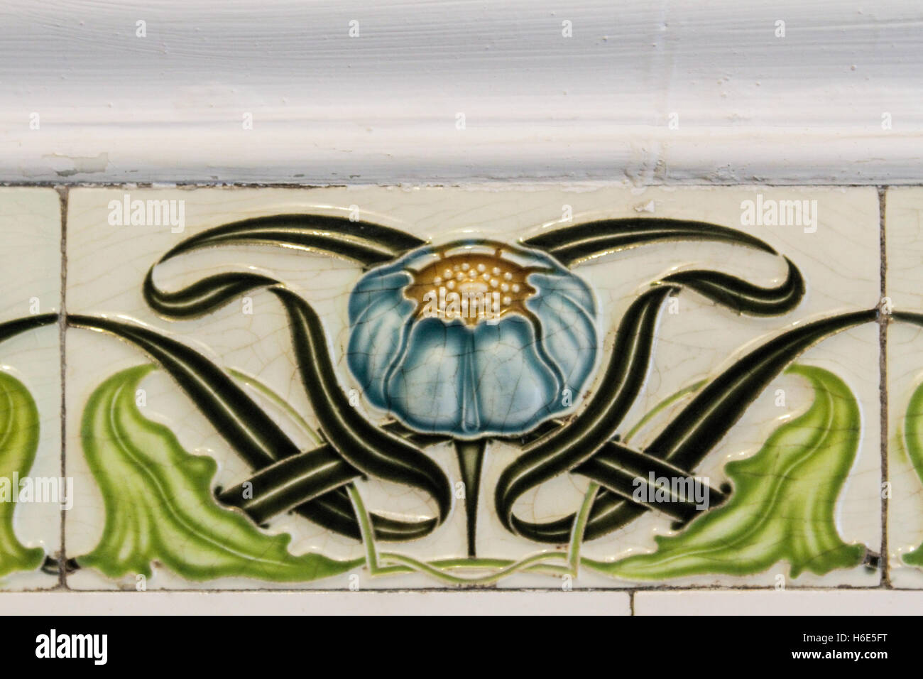 Bucarest, Romania, 14 Febbraio 2016: Faience con fiore. Foto Stock