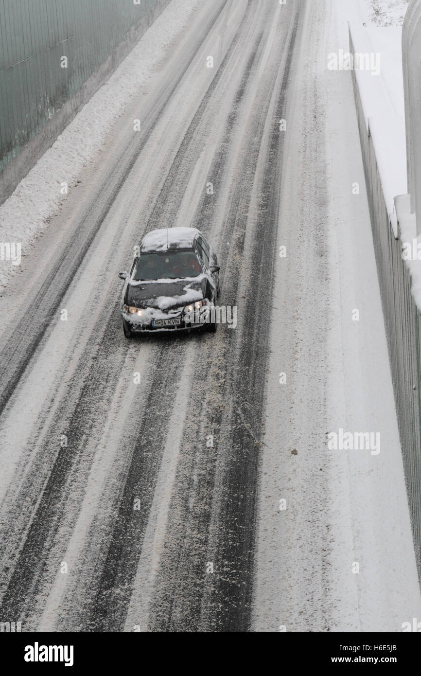 Bucarest, Romania, 17 Gennaio 2016: un auto è visto su una strada, durante una nevicata a Bucarest. Foto Stock