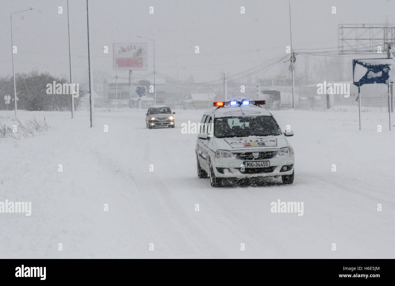 Bucarest, Romania 17 Gennaio 2016: un auto della polizia entra in autostrada A2, la principale via commerciale che collega Bucarest a th Foto Stock