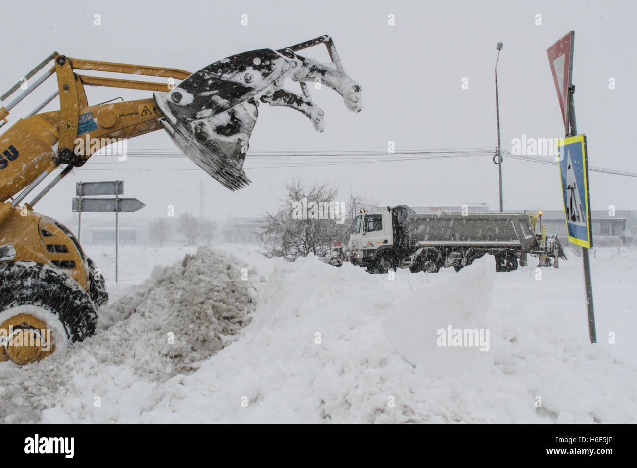 Bucarest, Romania, 17 Gennaio 2016: una spazzatrice stradale veicolo cancella neve dall'autostrada A2, la principale via commerciale che co Foto Stock