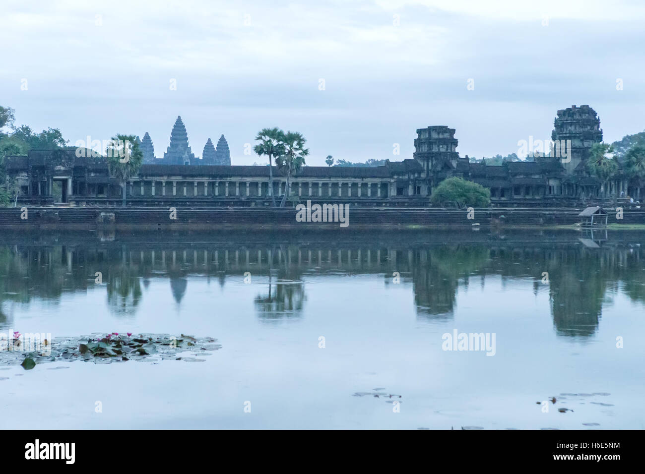 Dawn, riflessioni nel fossato, architettura Khmer, Angkor Wat, Cambogia Foto Stock