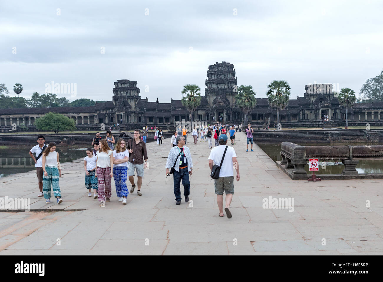 Ingresso ovest attraverso la strada rialzata sul Moat, architettura Khmer, Angkor Wat, Cambogia Foto Stock