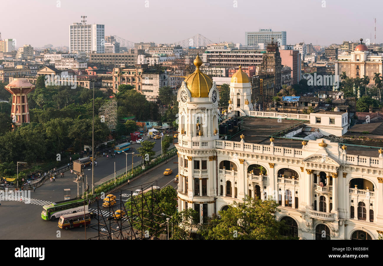 Vista in elevazione della skyline di Kolkata accanto a Jawaharlal Nehru Road con vista di edifici importanti in esecuzione nella distanza. Foto Stock