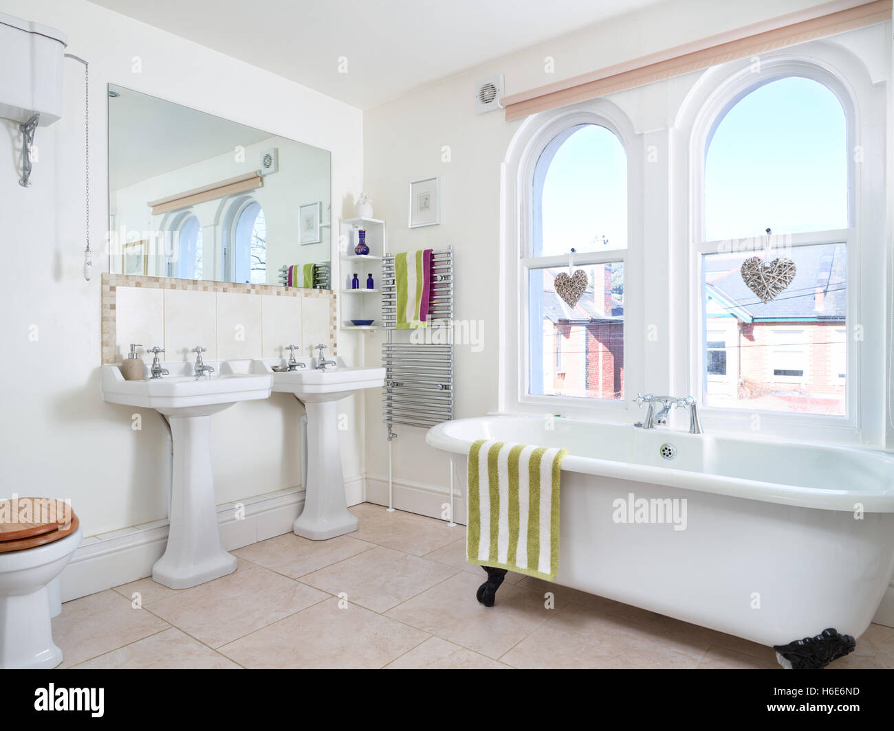 Un stile tradizionale bagno in stile vittoriano con roll top bagno & vedute della città. Regno Unito Foto Stock