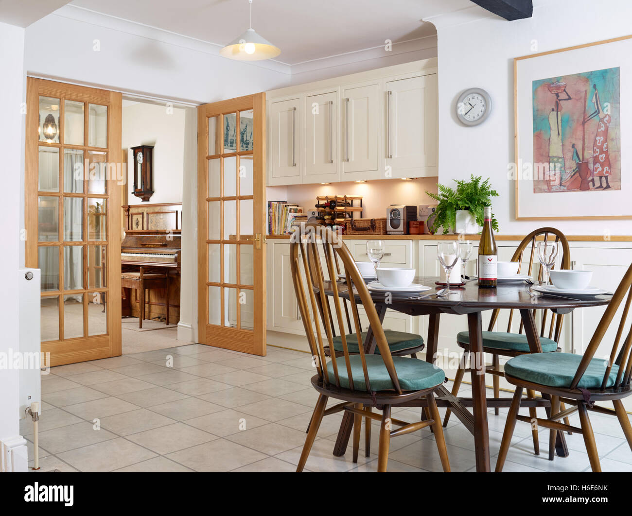 Una sala da pranzo adiacente ad altre aree soggiorno in una tipica casa del Regno Unito Foto Stock