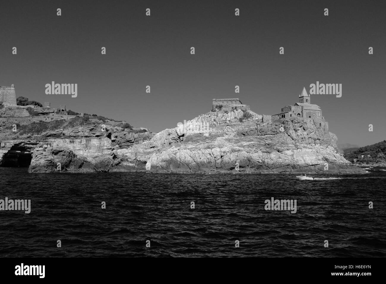 Vista della Chiesa di San Pietro, Porto Venere dal mare. Foto Stock