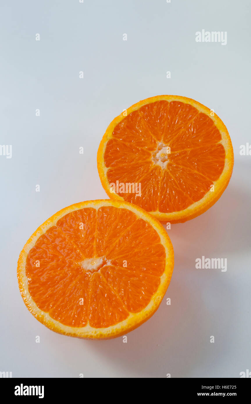 Fette di arancia in due metà. Foto Stock