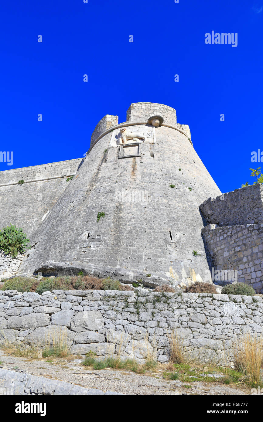 Fortezza Spagnola di parete dotata di una SAN MARCO Leone alato di Venezia, Hvar, isola di Hvar, isola, Croazia, Dalmazia, costa dalmata, l'Europa. Foto Stock