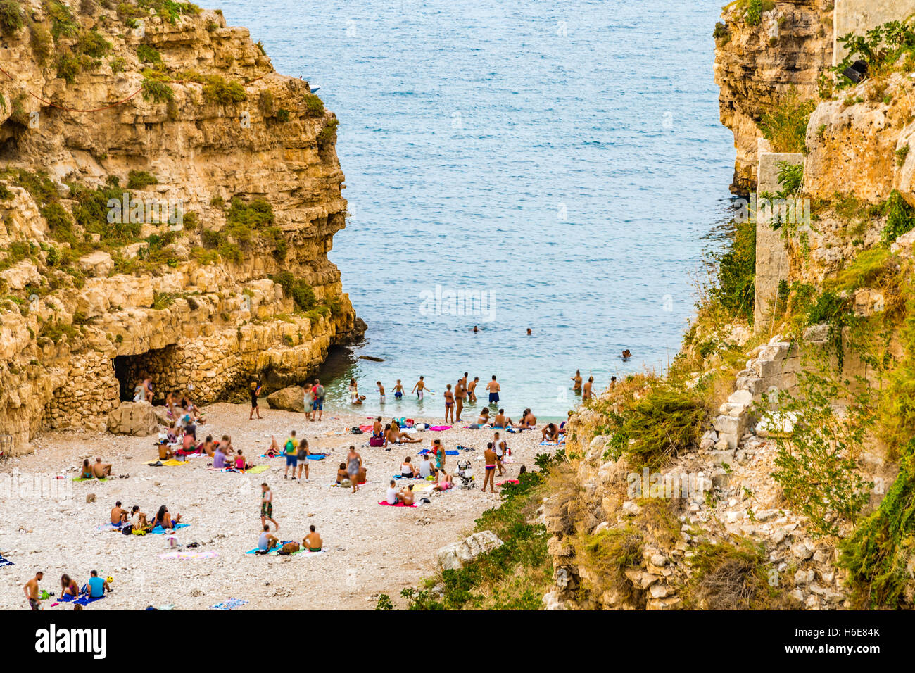 I nuotatori in una baia sulla costa della Puglia in Italia Foto Stock