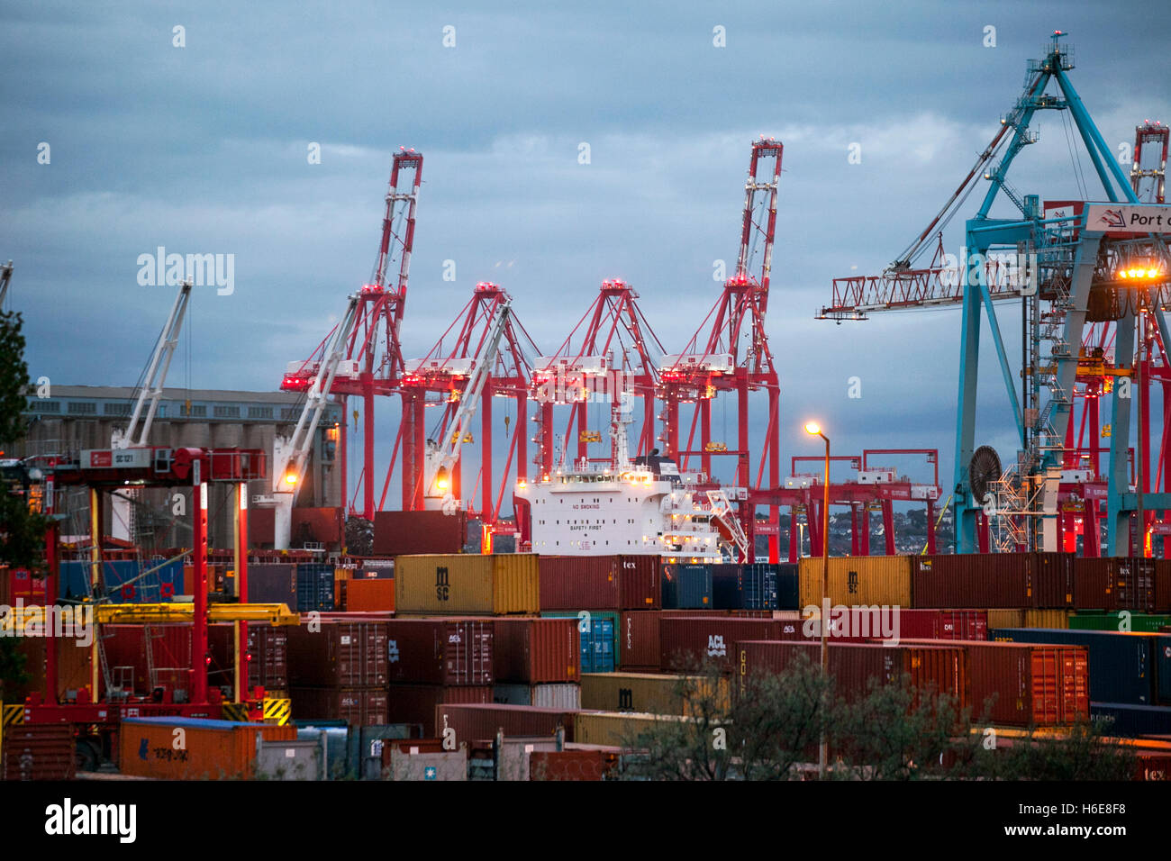 British le esportazioni e le importazioni di essere scaricato e caricato a Seaforth Dock Liverpool2, Merseyside, Regno Unito Foto Stock