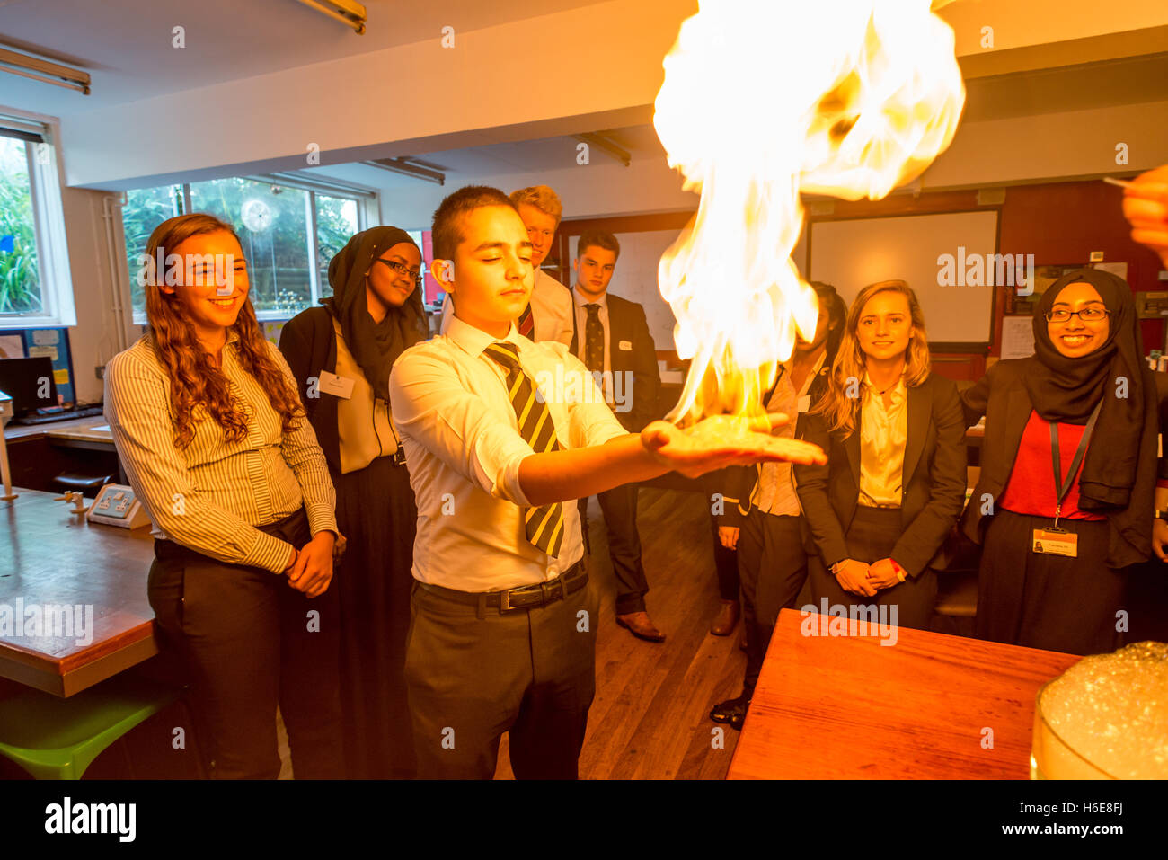 Gli allievi a scoprire la chimica Foto Stock