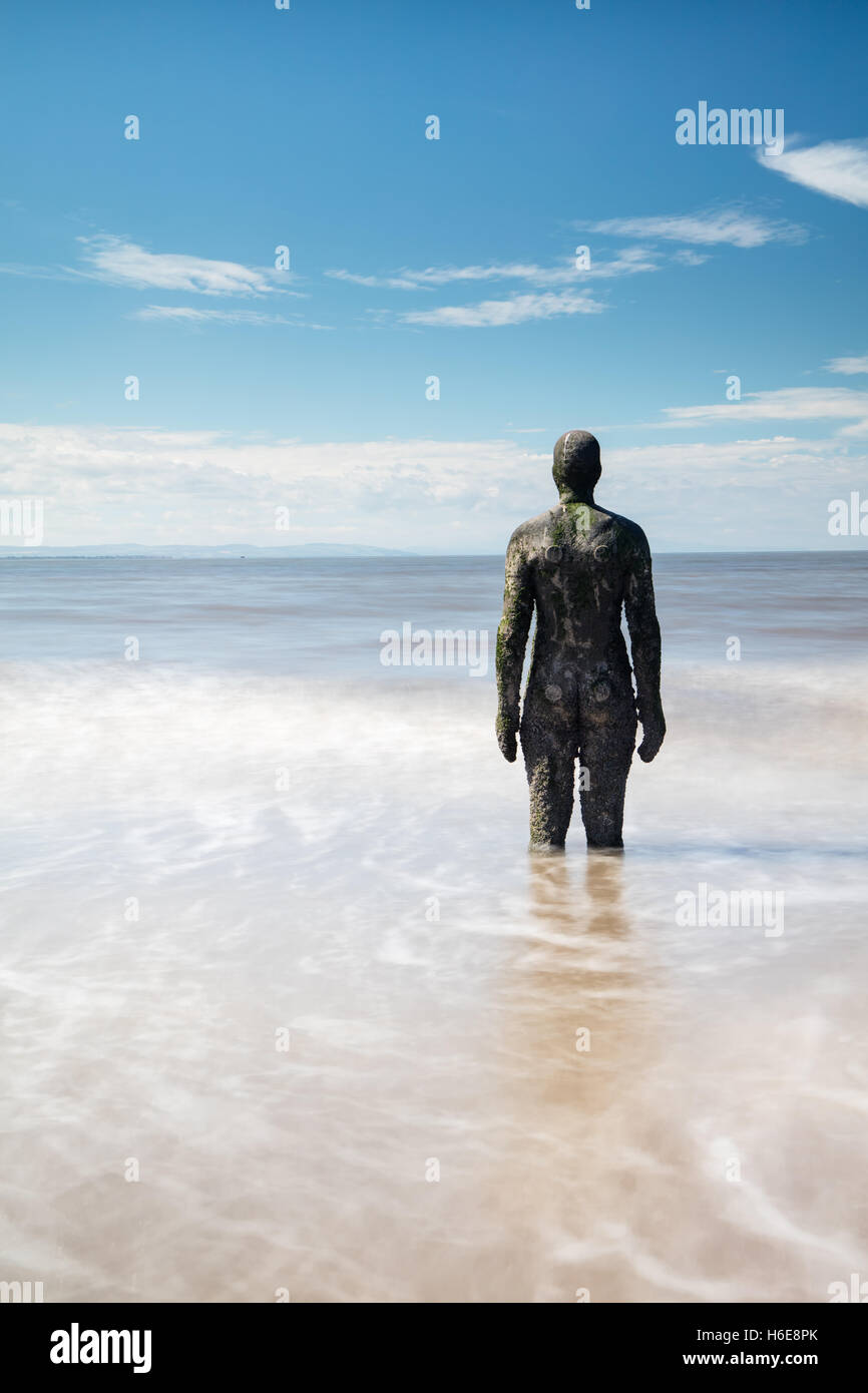 Uno degli uomini di ferro da Anthony Gormley mostra su crosby beach, Liverpool Foto Stock