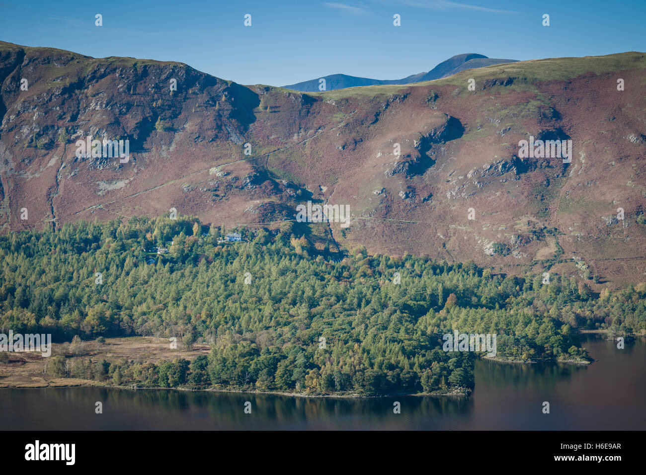 Il Fells affacciato Derwentwater come si vede dalla vista a sorpresa, Cumbria, Regno Unito. Foto Stock