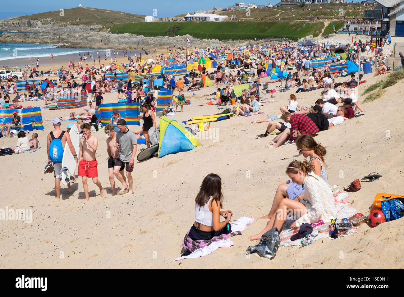 Una tipica giornata estiva a Fistral Beach in Newquay, Cornwall, England, Regno Unito Foto Stock