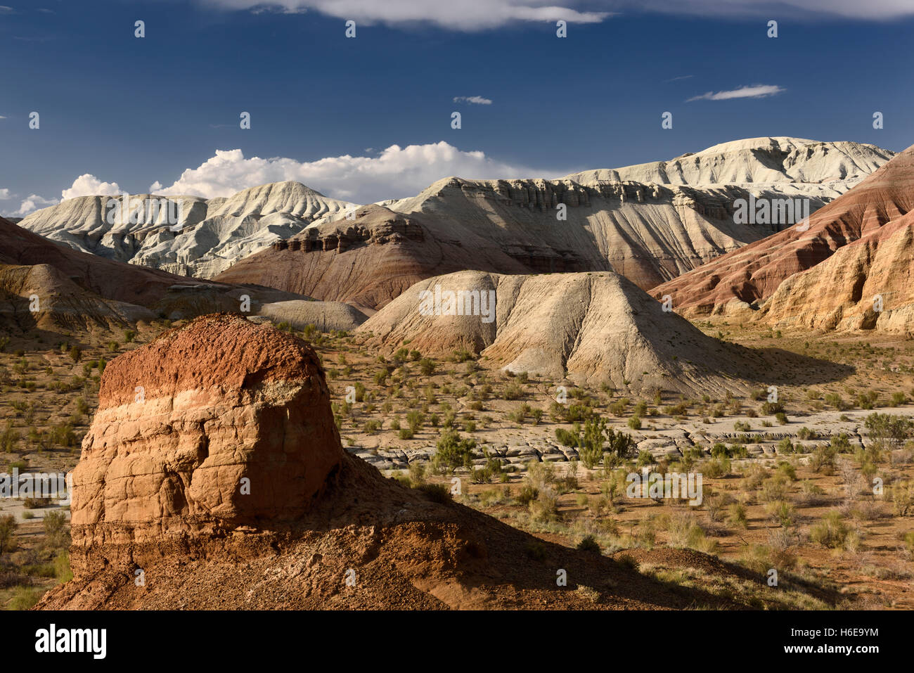 Erosione di rosso e bianco strati sedimentari ad Aktau Montagne Altyn Emel Park Kazakistan Foto Stock