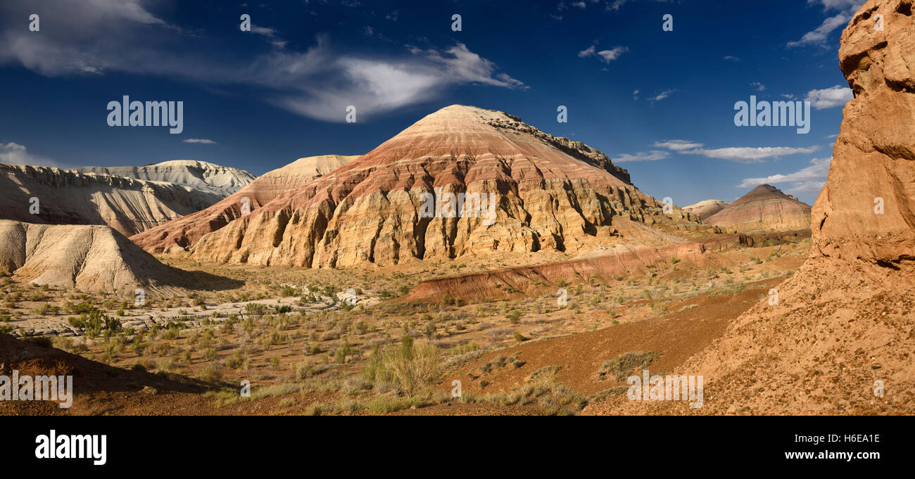 Pareti erose di roccia sedimentaria a monti Aktau Altyn Emel Parco Nazionale di Kazakistan Foto Stock