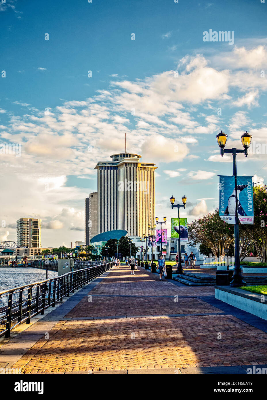 World Trade Center di New Orleans lungo il fiume a piedi Foto Stock