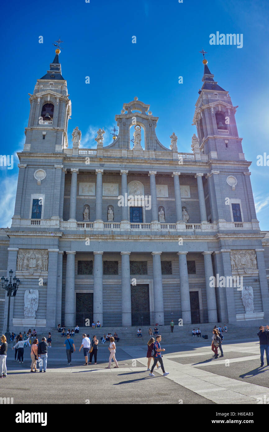 Ingresso principale della Santa Maria la Real de La Almudena Cattedrale contro il cielo blu. Madrid. Spagna. Foto Stock