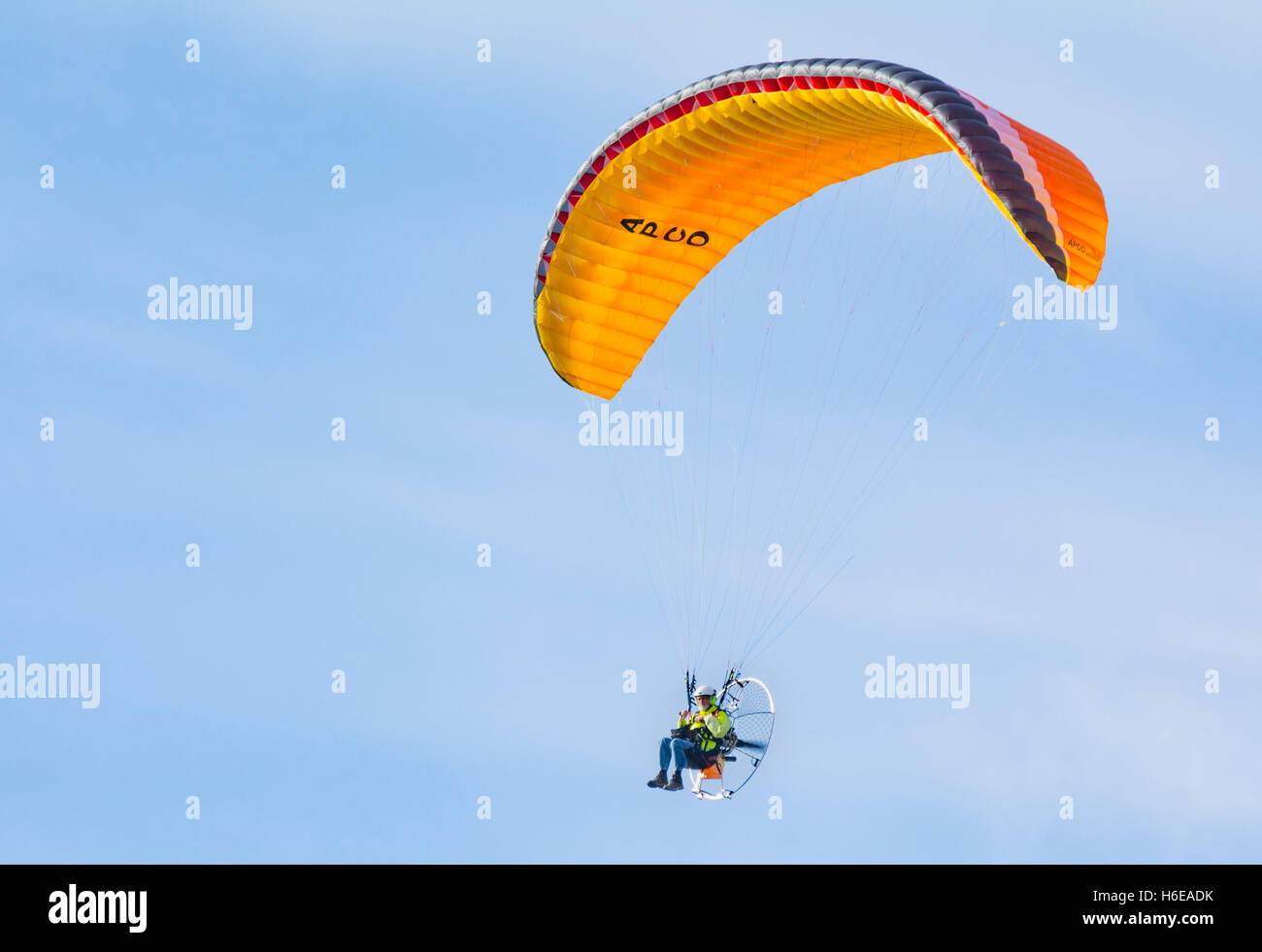 Parapendio motorizzata battenti contro il cielo blu. Foto Stock