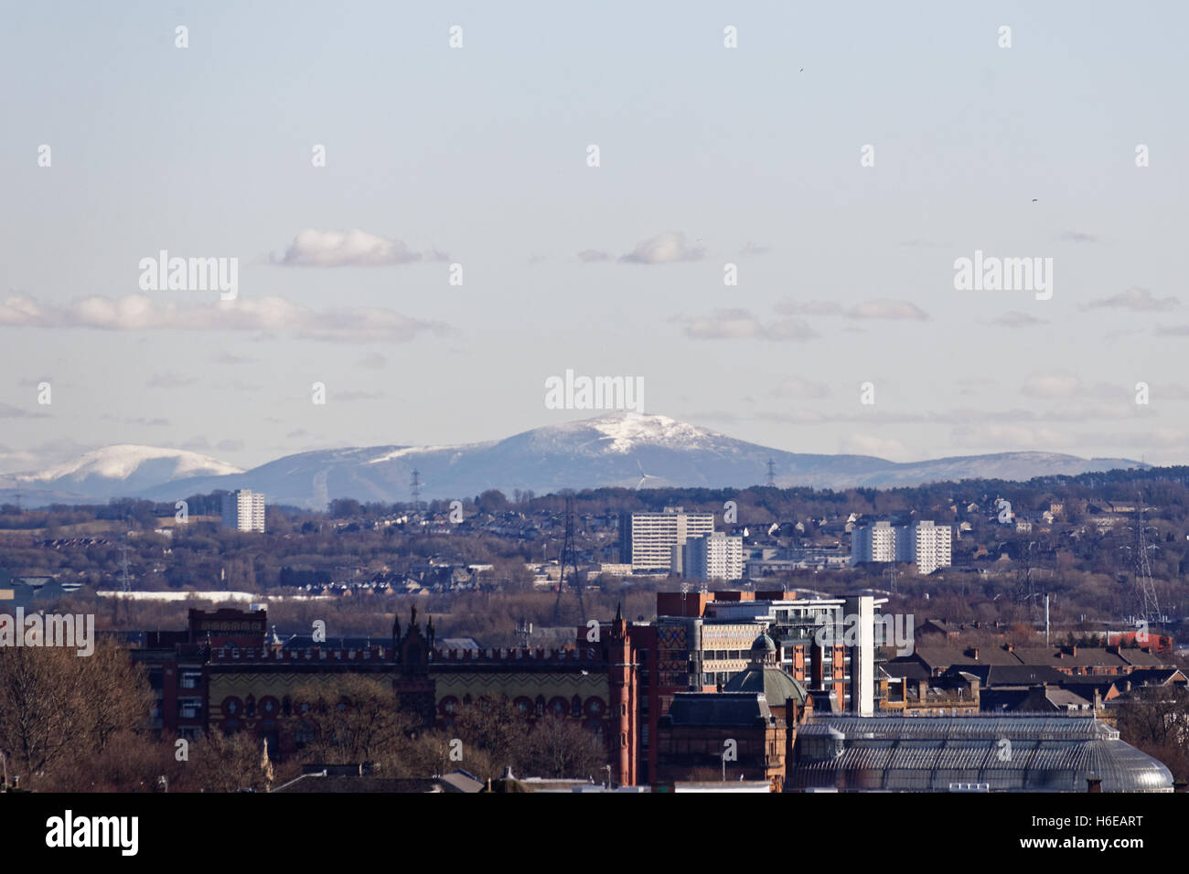 Riprese aeree di Glasgow city da ovest guardando verso est attraverso il Glasgow Green per tinto hill Foto Stock