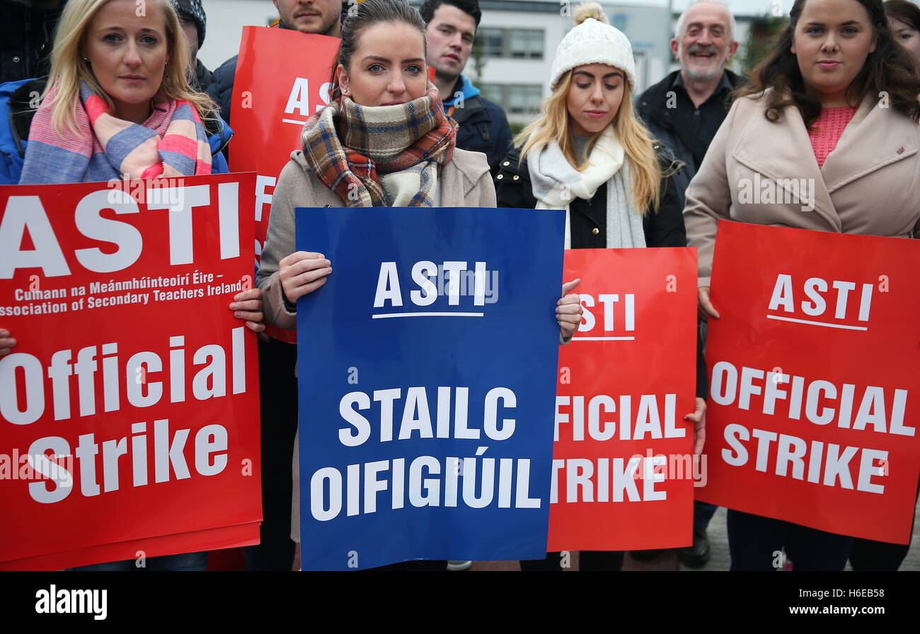 I membri della Associazione degli insegnanti delle scuole secondarie dell'Irlanda (Asti) a prendere parte alla prima previsto di sette giorni di sciopero al di fuori di St Mary's College, Dundalkas, come l'Unione europea cerca la parità di salario per il personale qualificato a partire dal 2011. Foto Stock