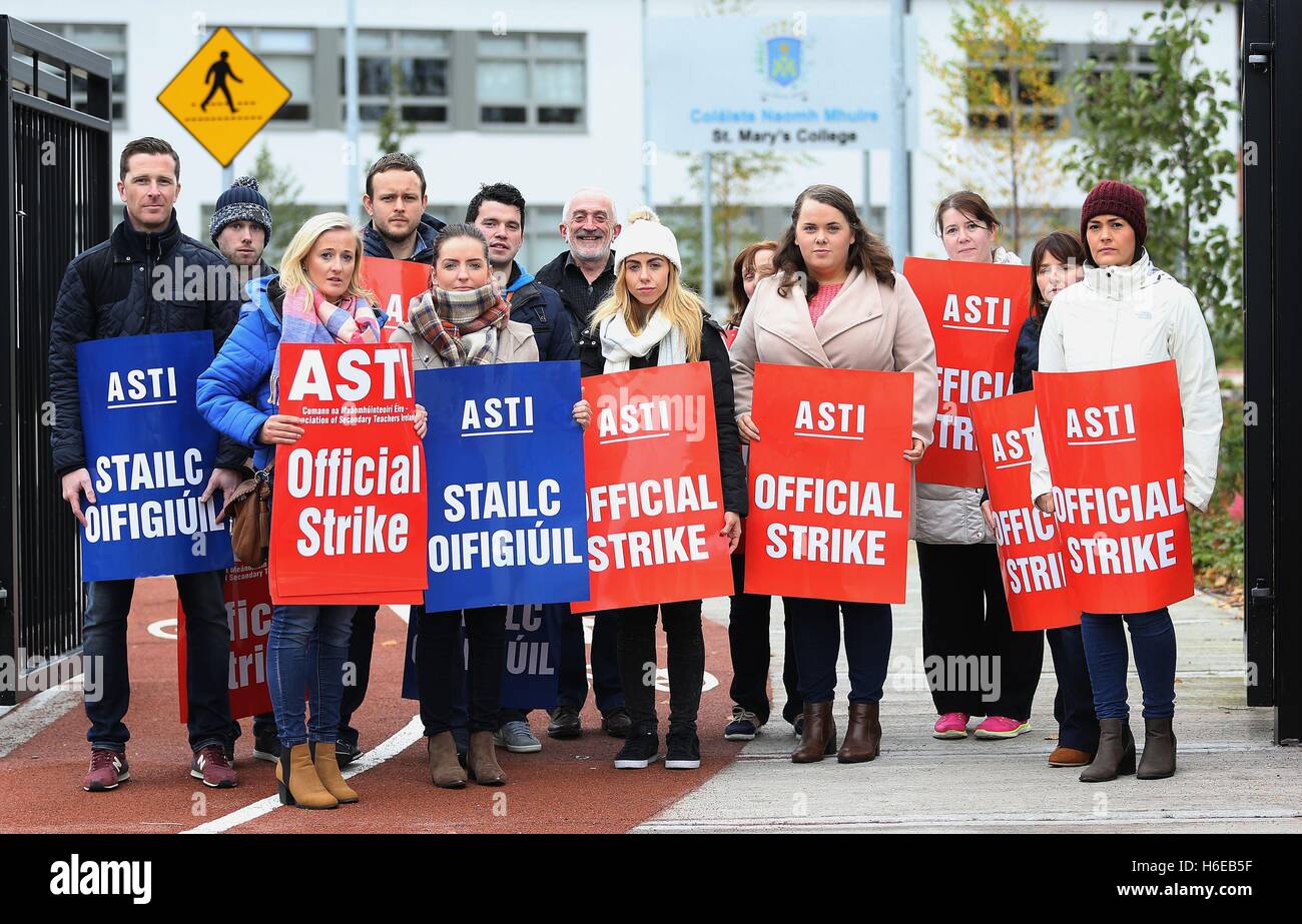 I membri della Associazione degli insegnanti delle scuole secondarie dell'Irlanda (Asti) a prendere parte alla prima previsto di sette giorni di sciopero al di fuori di St Mary's College, Dundalkas, come l'Unione europea cerca la parità di salario per il personale qualificato a partire dal 2011. Foto Stock