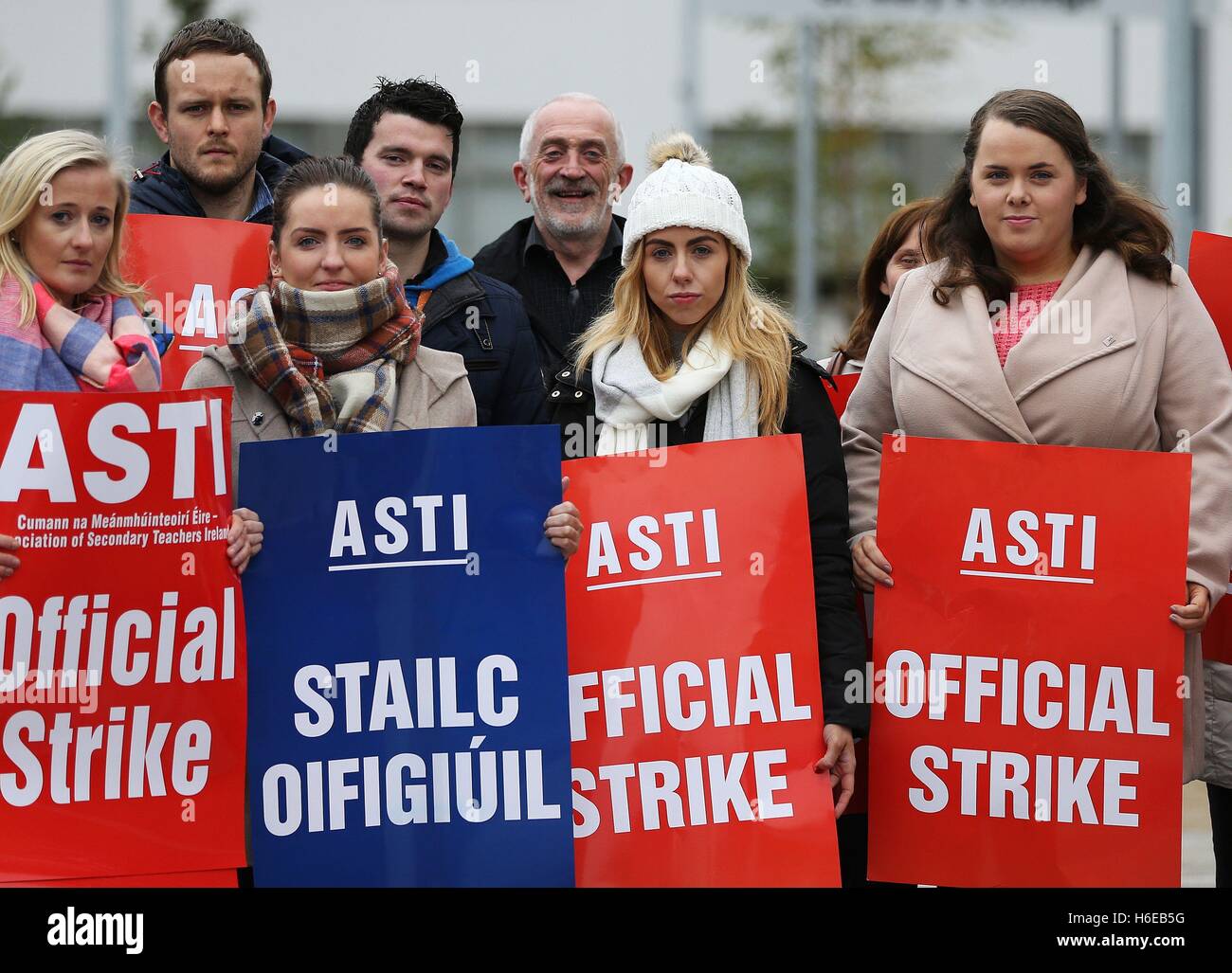 I membri della Associazione degli insegnanti delle scuole secondarie dell'Irlanda (Asti) a prendere parte alla prima previsto di sette giorni di sciopero al di fuori di St Mary's College, Dundalkas, come l'Unione europea cerca la parità di salario per il personale qualificato a partire dal 2011. Foto Stock