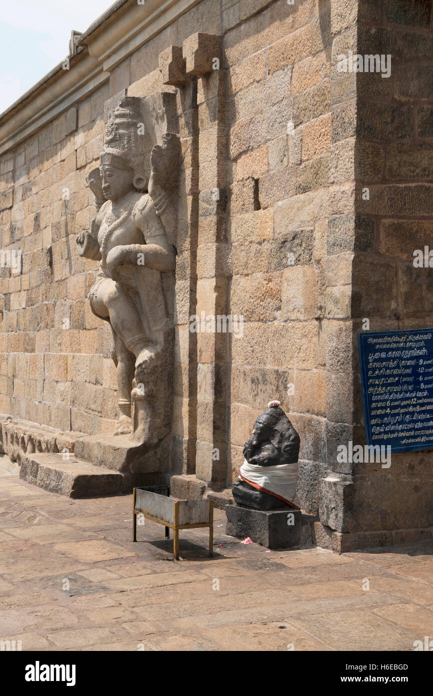 Dwarapala e Ganesha sul lato sinistro dell'entrata mamamandapa, il tempio di Brihadisvara, Gangaikondacholapuram, Tamil Nadu Foto Stock