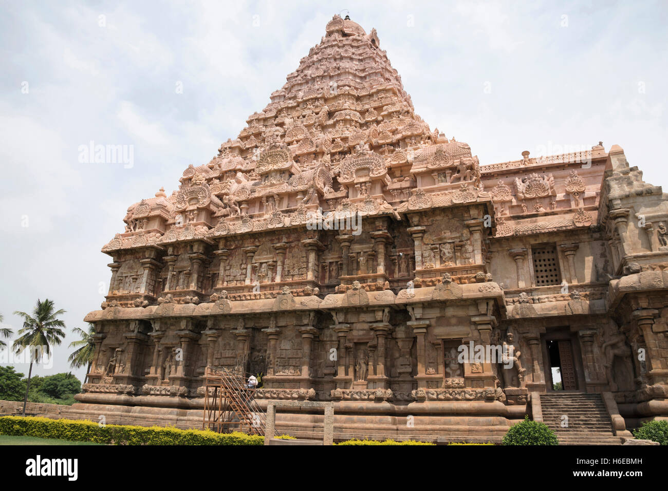 Nicchie e ingresso sud alla mukhamandapa, il tempio di Brihadisvara, Gangaikondacholapuram, Tamil Nadu, India. Vista da Sud Foto Stock