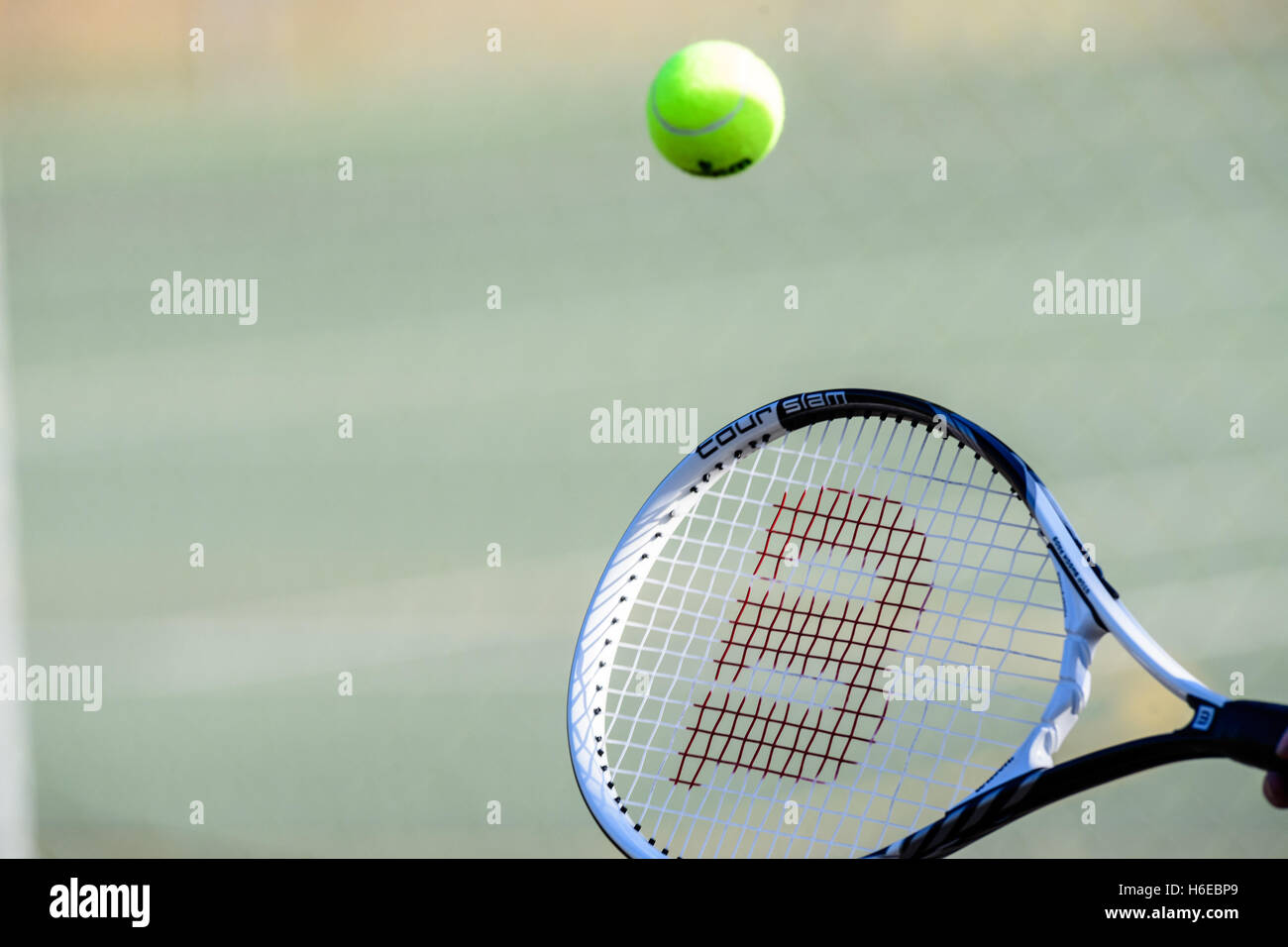 Palla da tennis colpire una racchetta Foto Stock