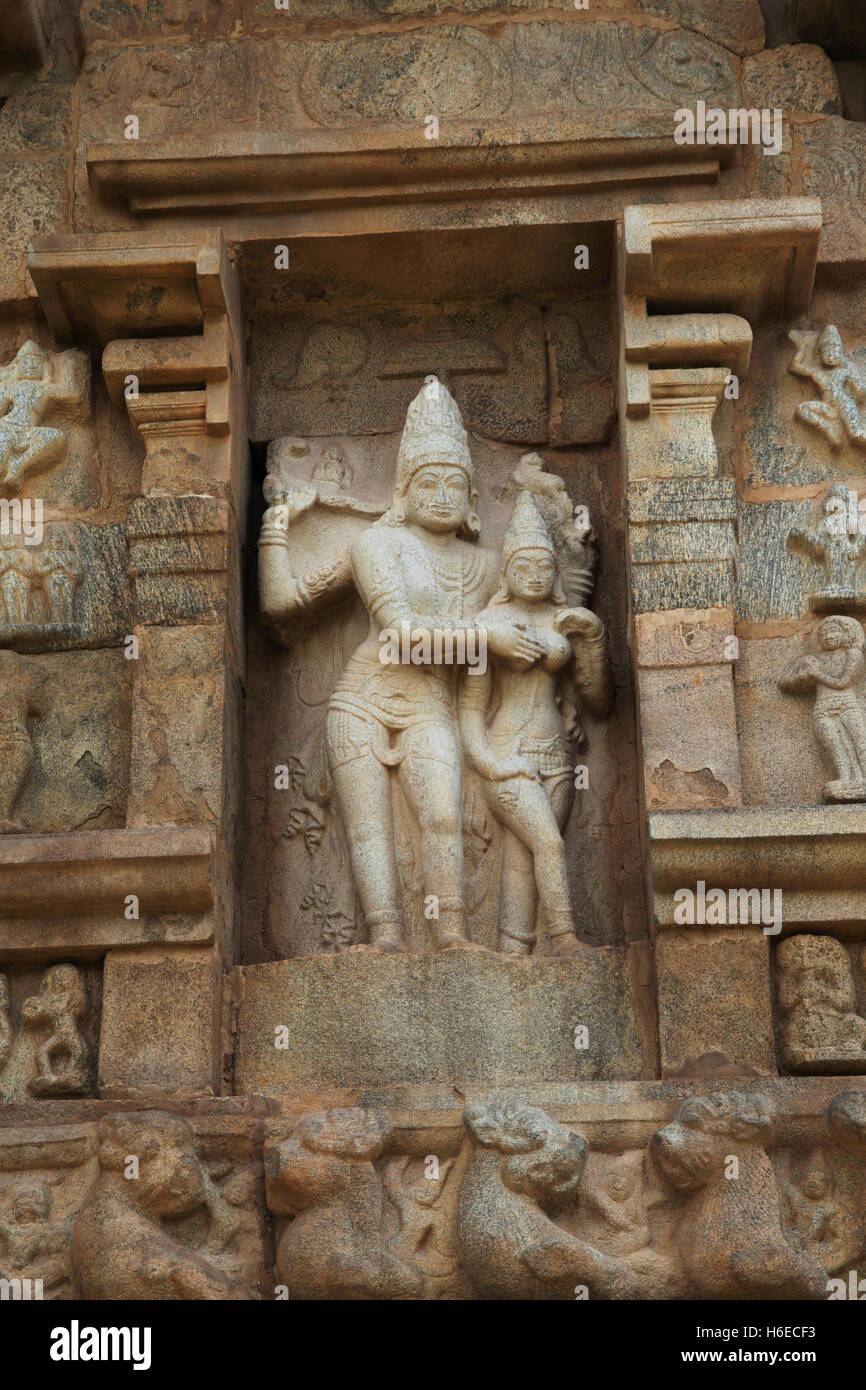 Shiva come Gangadhara accontentare Devi, nicchie sulla parete occidentale, il tempio di Brihadisvara, Gangaikondacholapuram, Tamil Nadu, India. Foto Stock