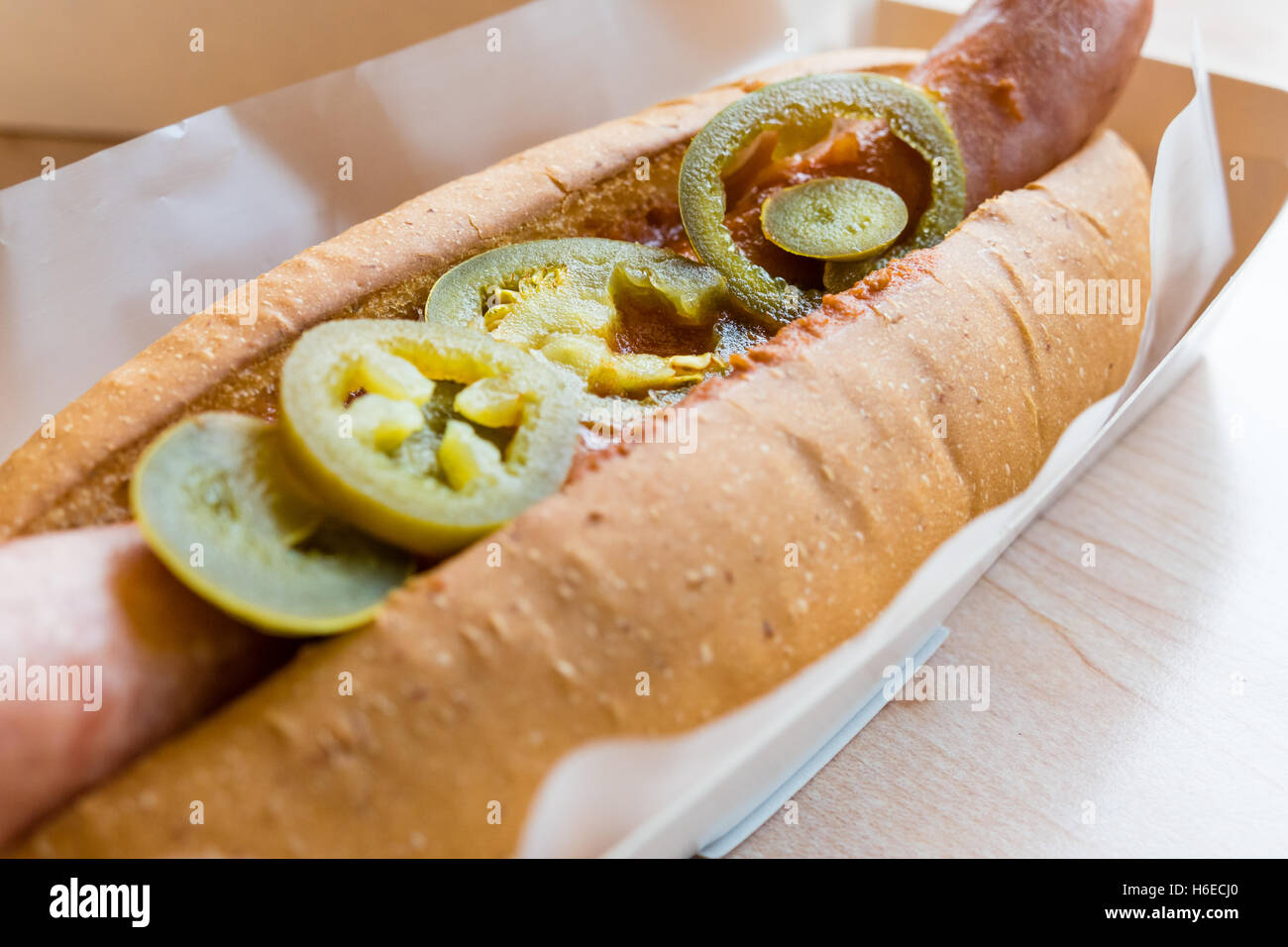 Peperoncino Hotdog con jalapenos nel contenitore bianco Foto Stock