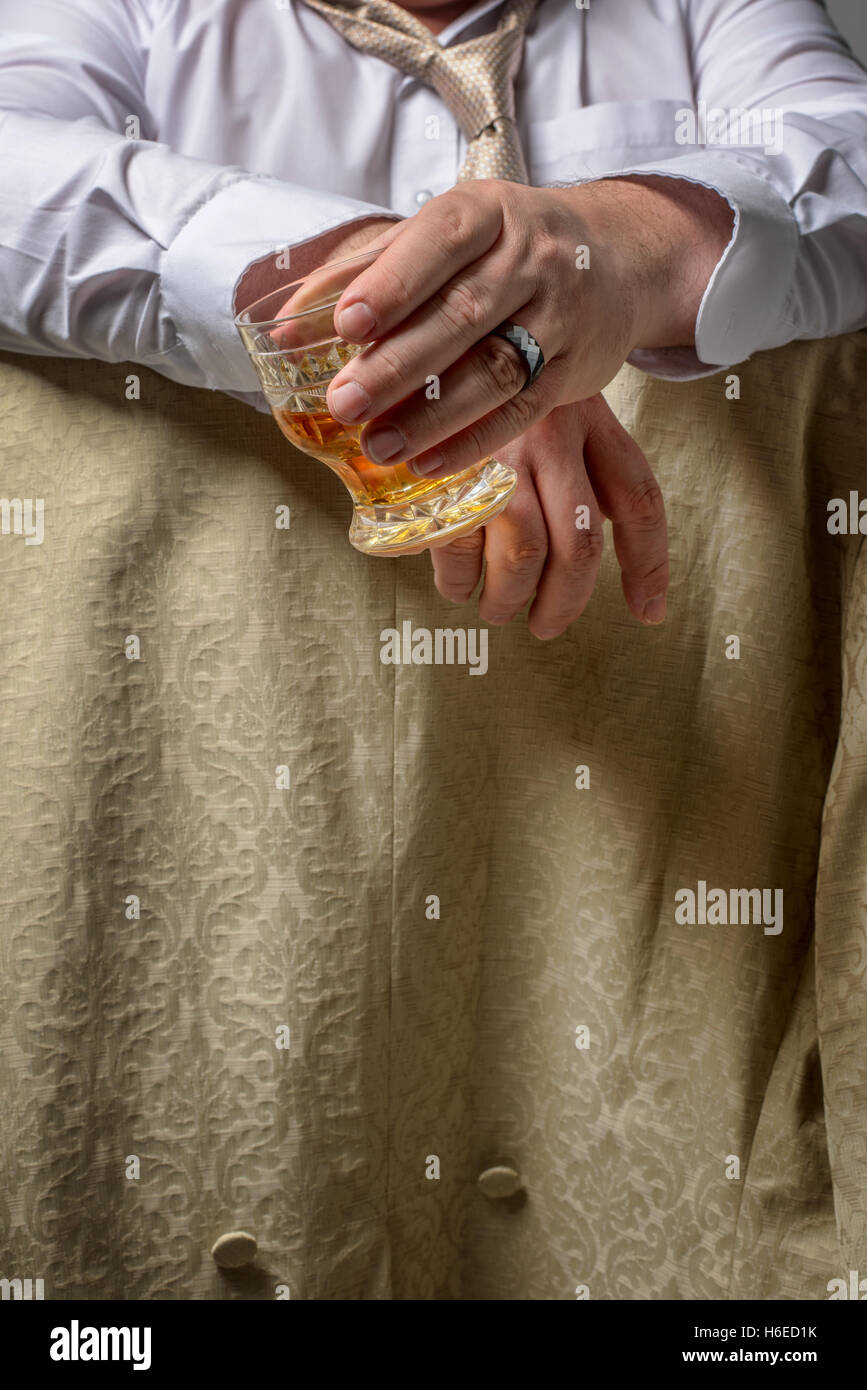 Uomo di bere un bicchiere di alcolici Foto Stock