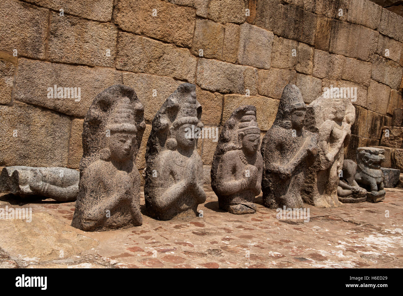 Sculture scavate di 1Oth secolo D.C., il tempio di Brihadisvara complessa, Gangaikondacholapuram, Tamil Nadu, India. Foto Stock