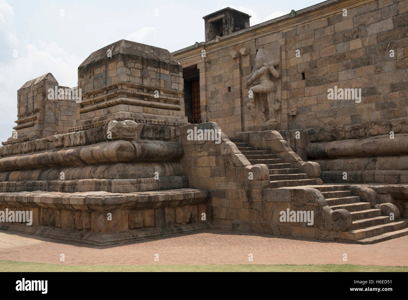 Voli di passaggi per l'ingresso mahamandapa, il tempio di Brihadisvara, Gangaikondacholapuram, Tamil Nadu, India. Vista dal Nord Foto Stock