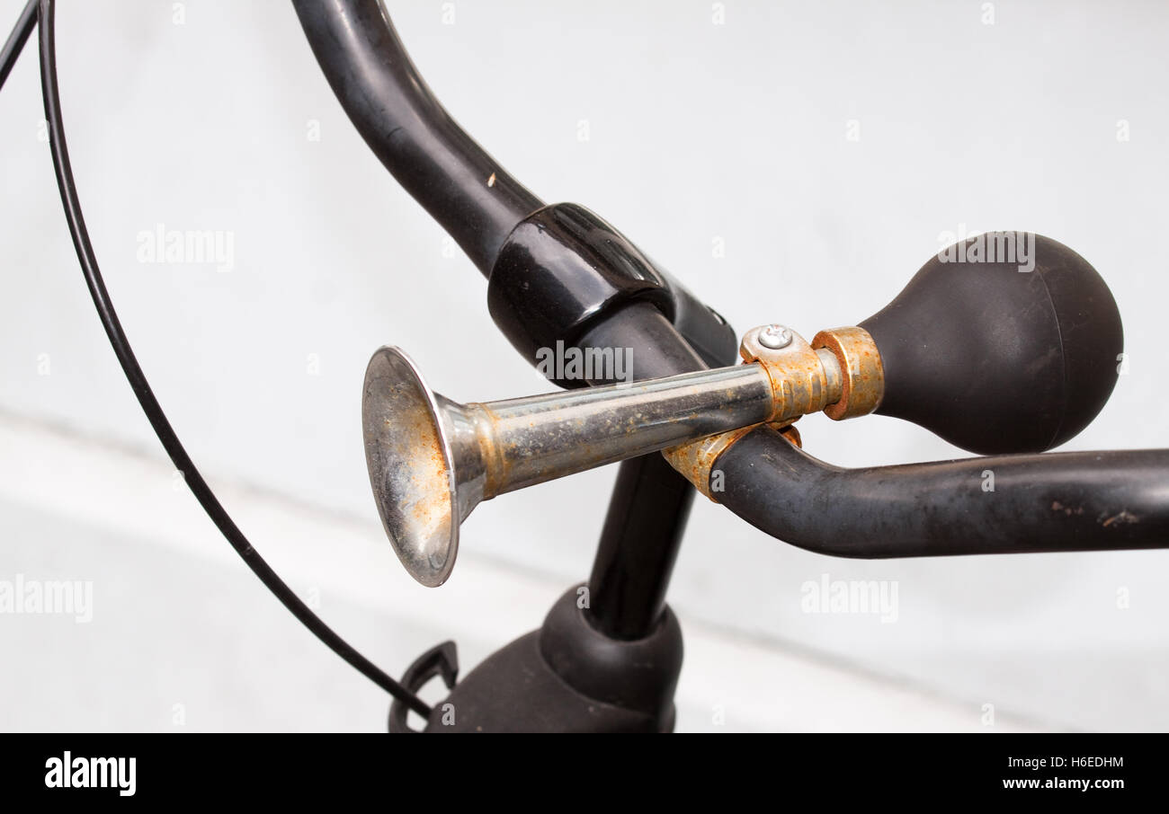 In vecchio stile rusty bike horn attaccato al manubrio Foto Stock