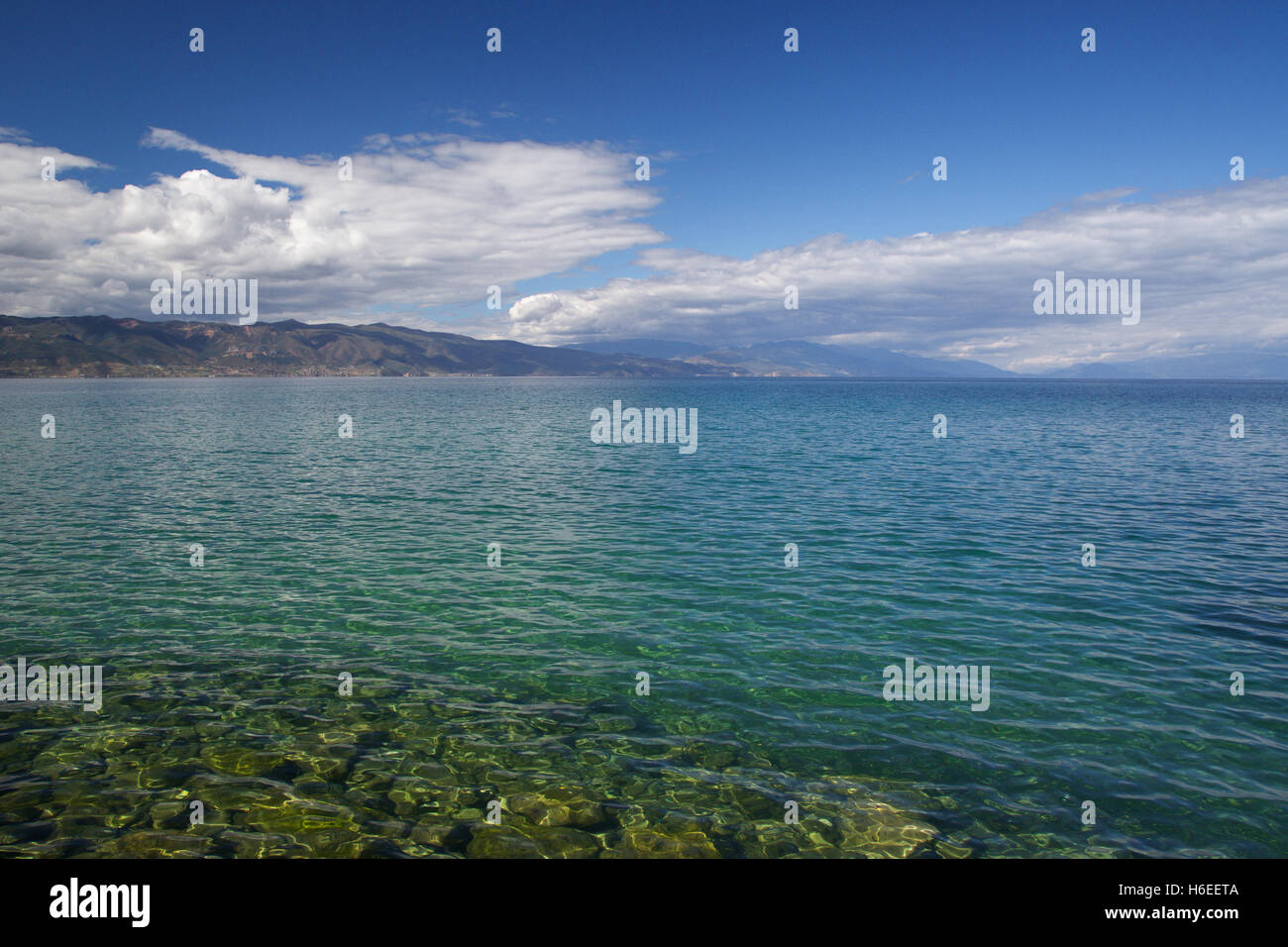 Giornata di sole sulla riva del lago di Ohrid in Macedonia, Foto Stock