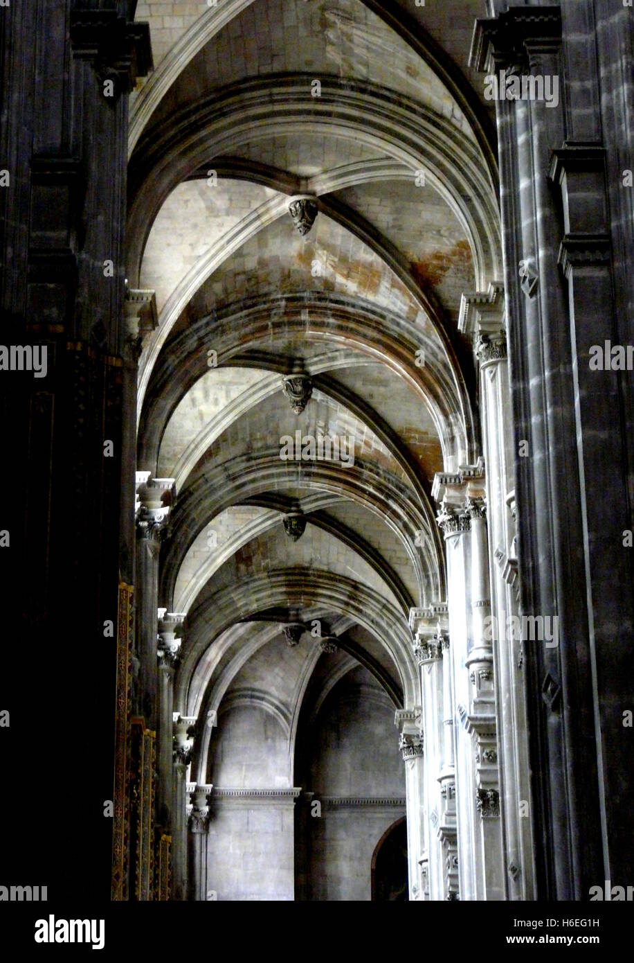 Passaggio gotico con alti archi di pietra Foto Stock
