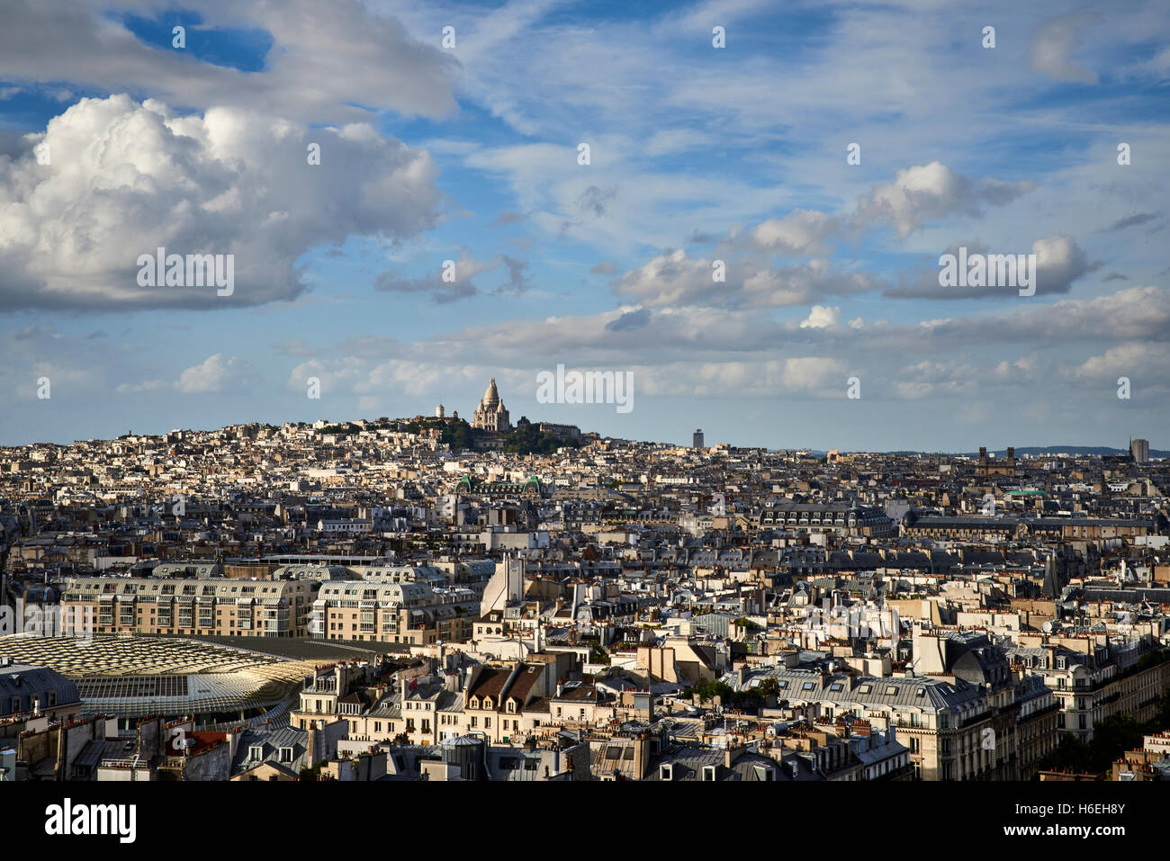 Vista di Parigi e il Sacre Coeur basilica Foto Stock